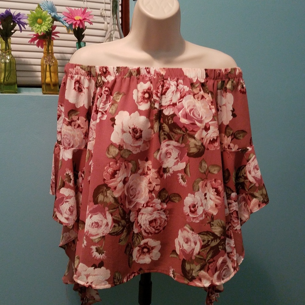 🔥Closet Clear Out🔥Off the shoulder floral blouse